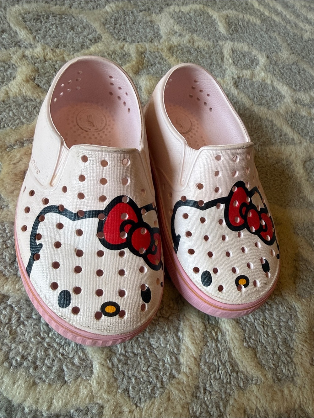 Native Kids Hello Kitty Light Pink Water Shoes with Red Bow